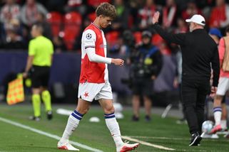 Hororový debut stopera Slavie v Lize mistrů. Přísné vyloučení, hájil mladíka expert - Sport.cz